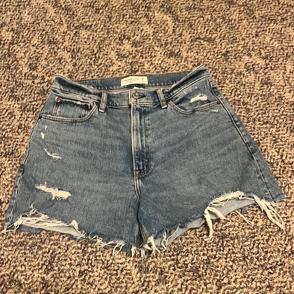 ABERCROMBIE The 4” Mom Short High Rise